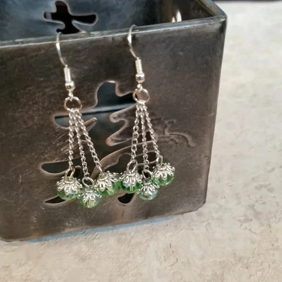 🎄🎅🎁 Triple Chained Green Crystal Swing Earrings - Picture 3 of 3